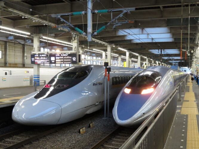 700系RailStarと並ぶ500系