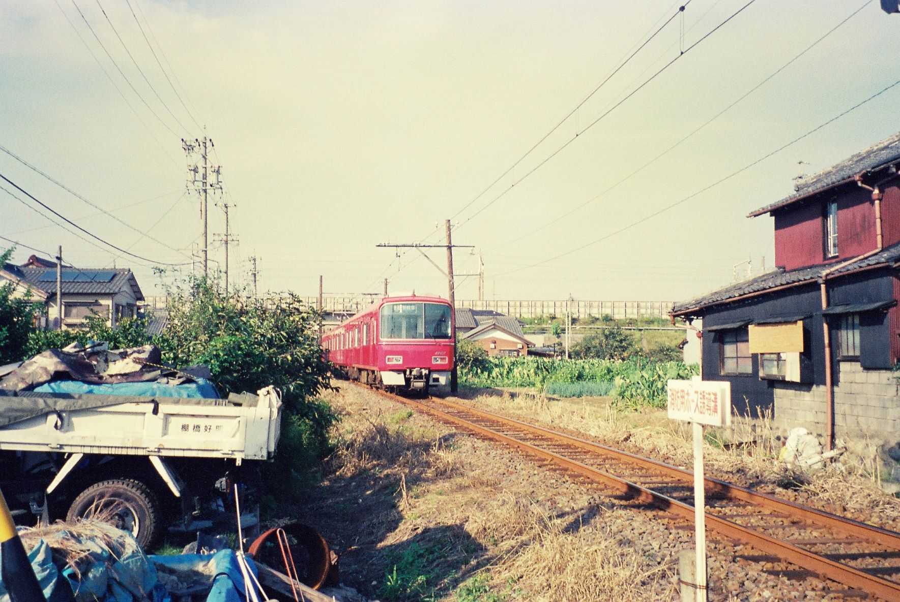 東海道新幹線をくぐる3700系