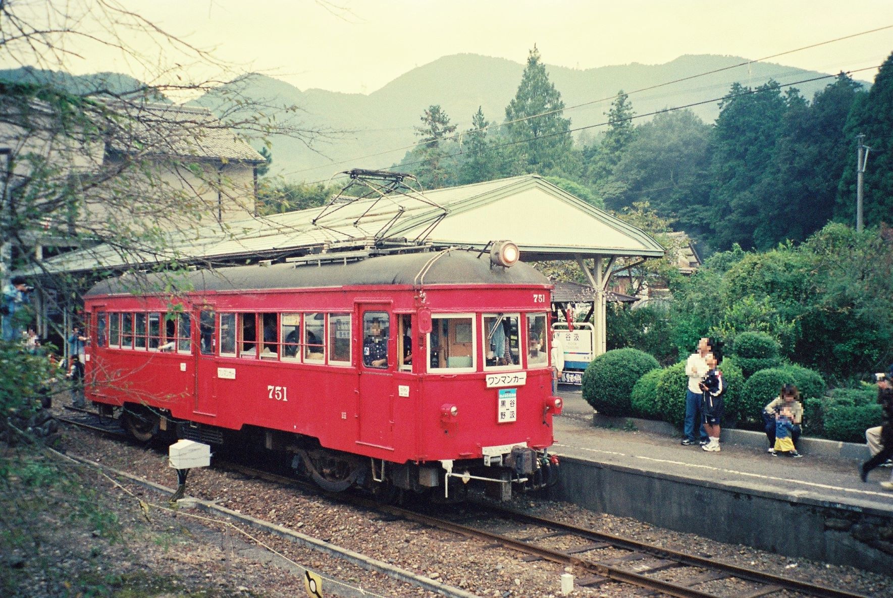 2001年９月30日（最終運行日）の谷汲駅に停車するモ750形