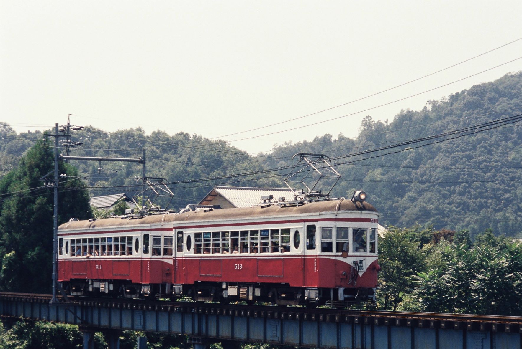 津保川橋梁を渡るモ510形77周年記念列車