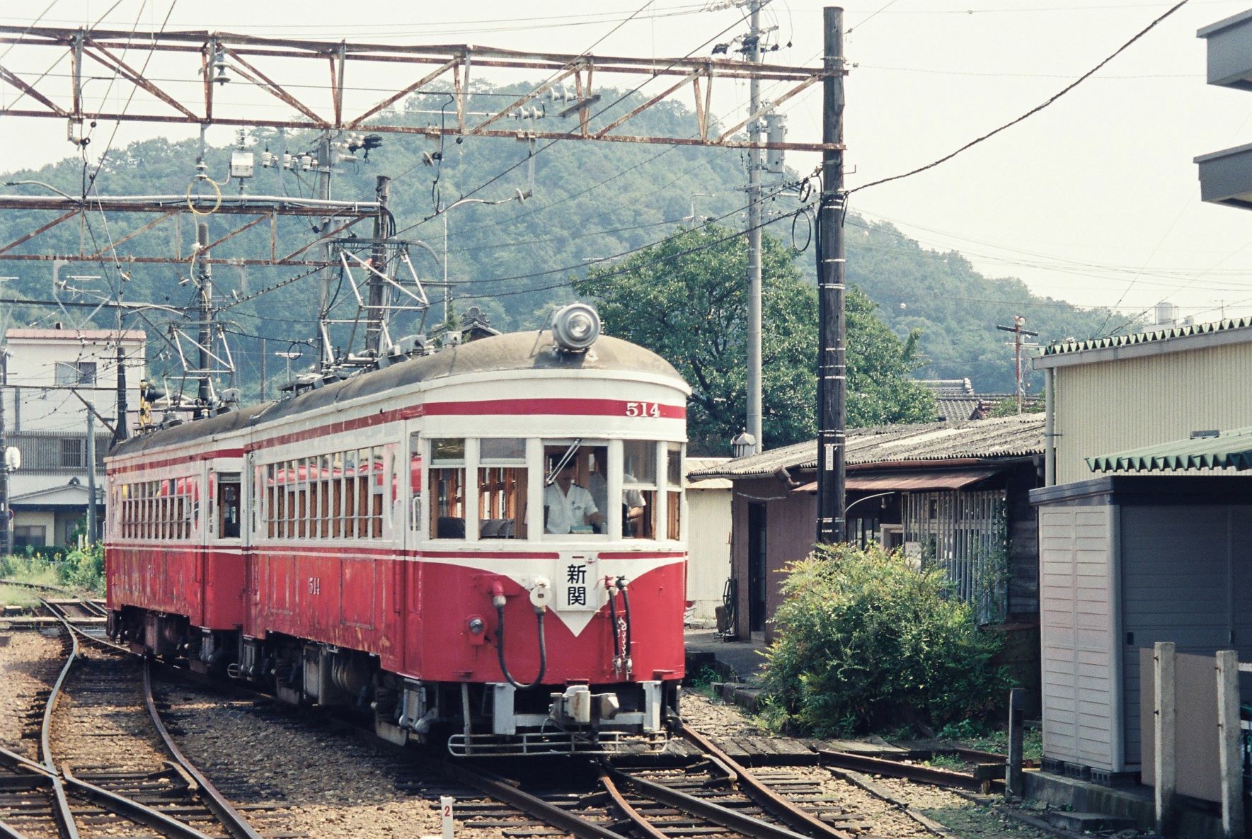 新関駅で入換をするモ510形77周年記念列車