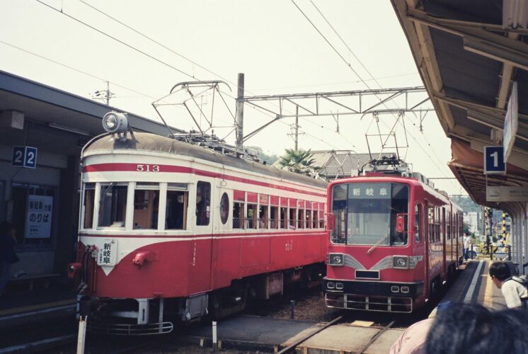 モ880形と並ぶモ510形77周年記念列車