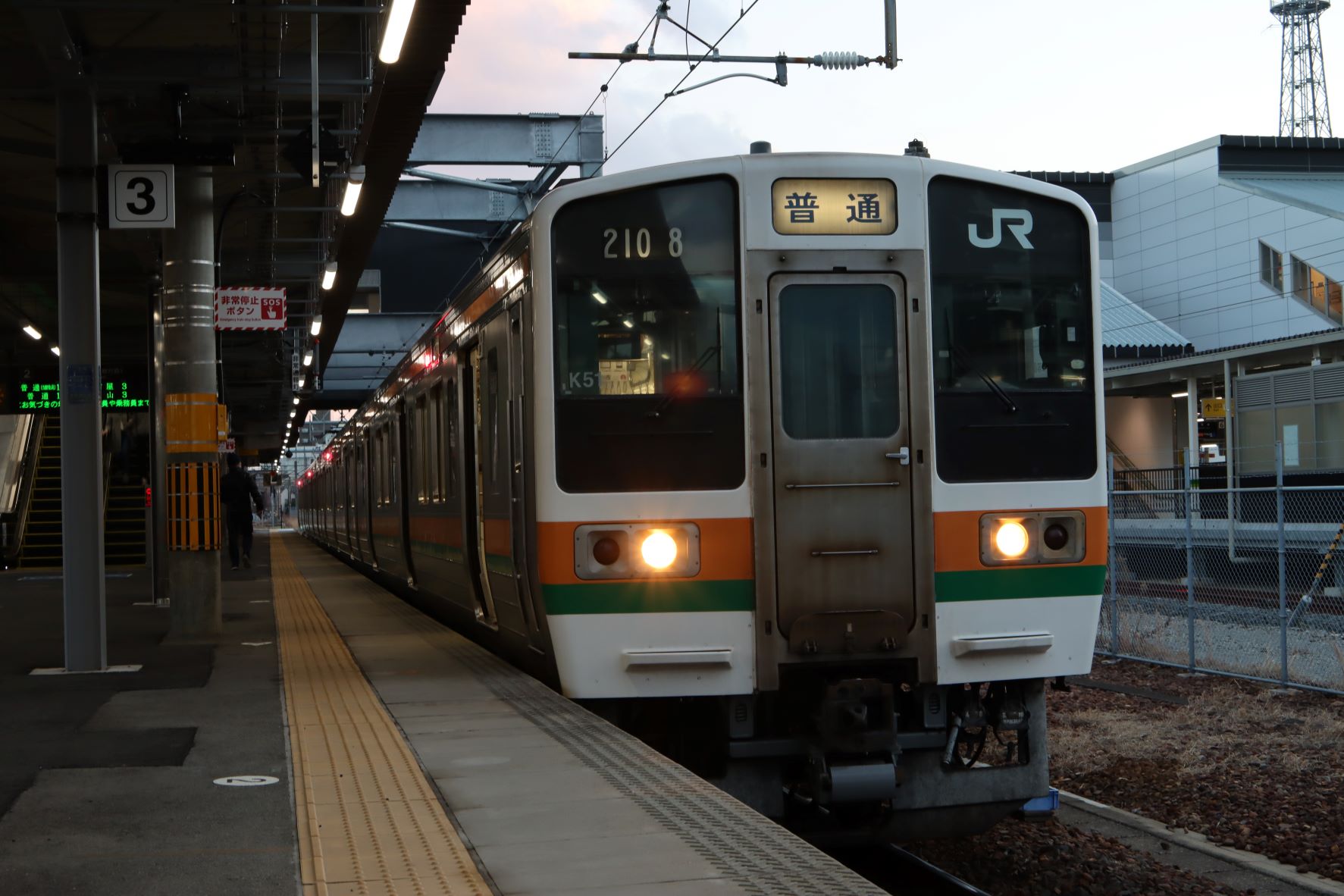 桑名駅で発車を待つ211系０番台の普通列車。