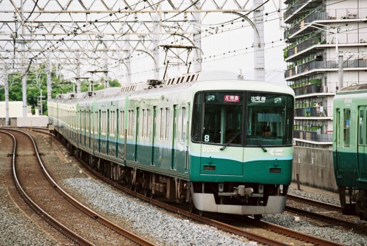 K特急運用に入る旧塗装時代の9000系
