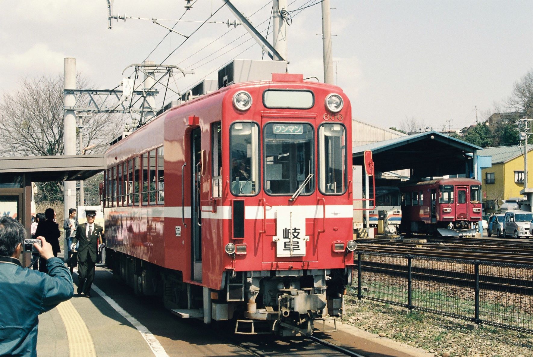 関駅で発車を待つモ600形606号