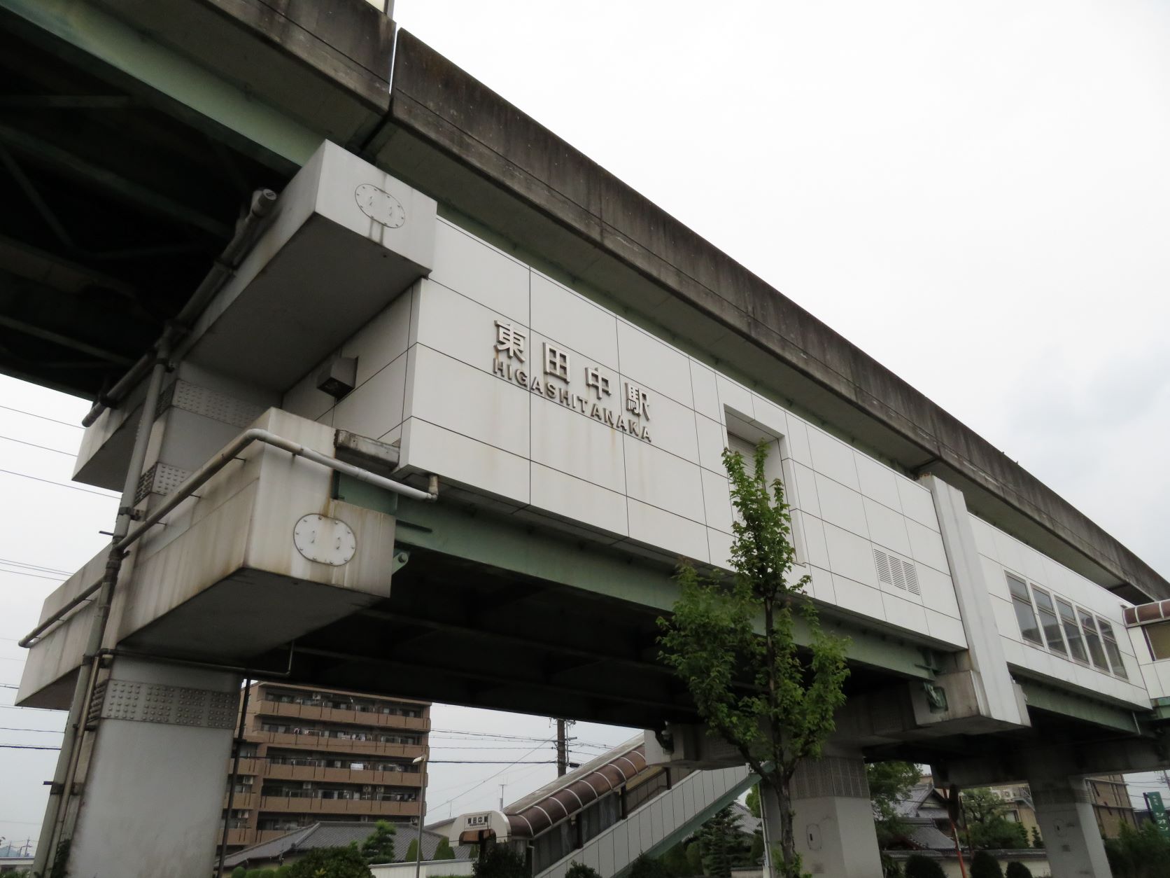 廃線後もそのまま残る桃花台線東田中駅