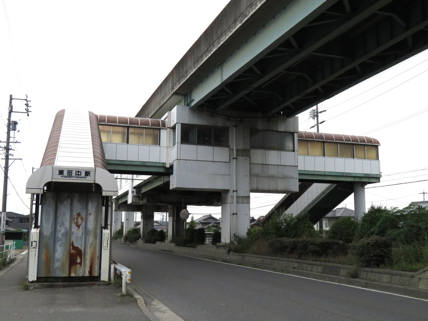 廃線後もそのまま残る桃花台線東田中駅