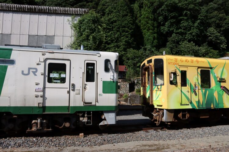 錦川鉄道NT3000形（NT3004）とキハ40形（キハ40 1009）