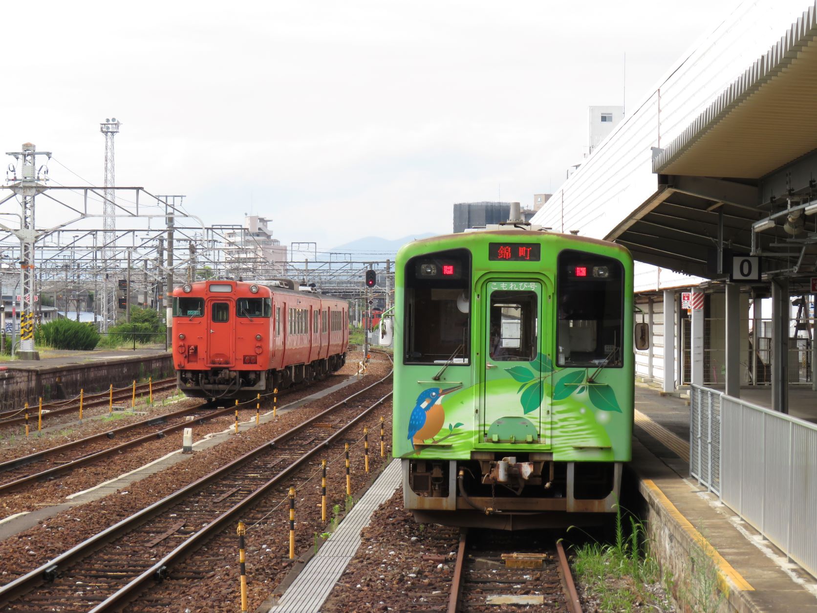 岩国駅で並ぶNT3000形とキハ47系