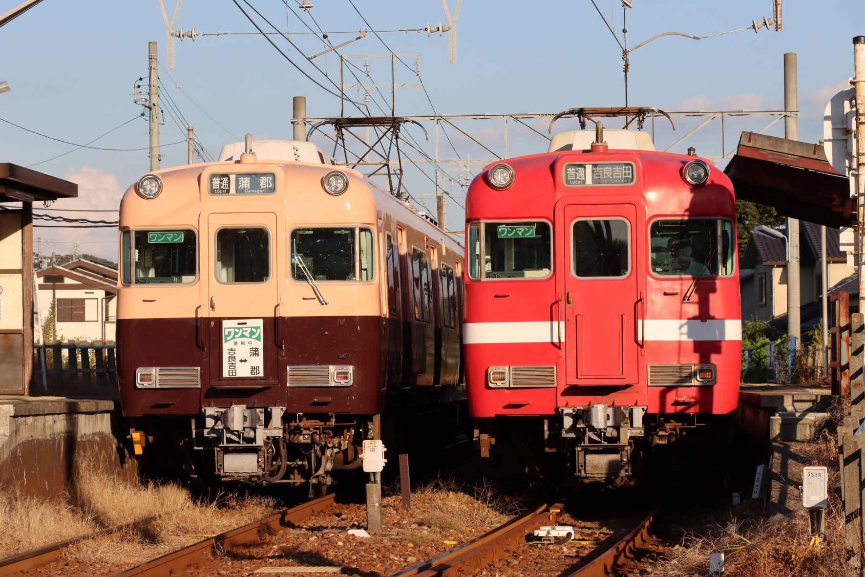 三河鳥羽駅での交換風景 6011F白帯車と6010Fチョコレートツートン塗装